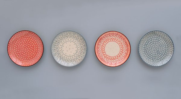 Bunzlauer Keramik Teller in roten und blauen Dekoren